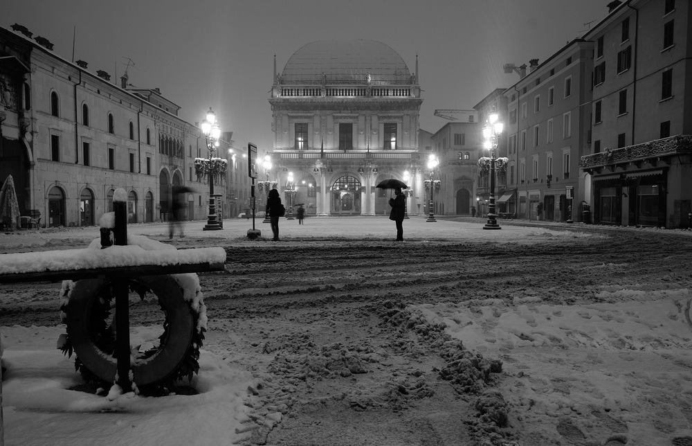 Prima neve in Piazza Loggia