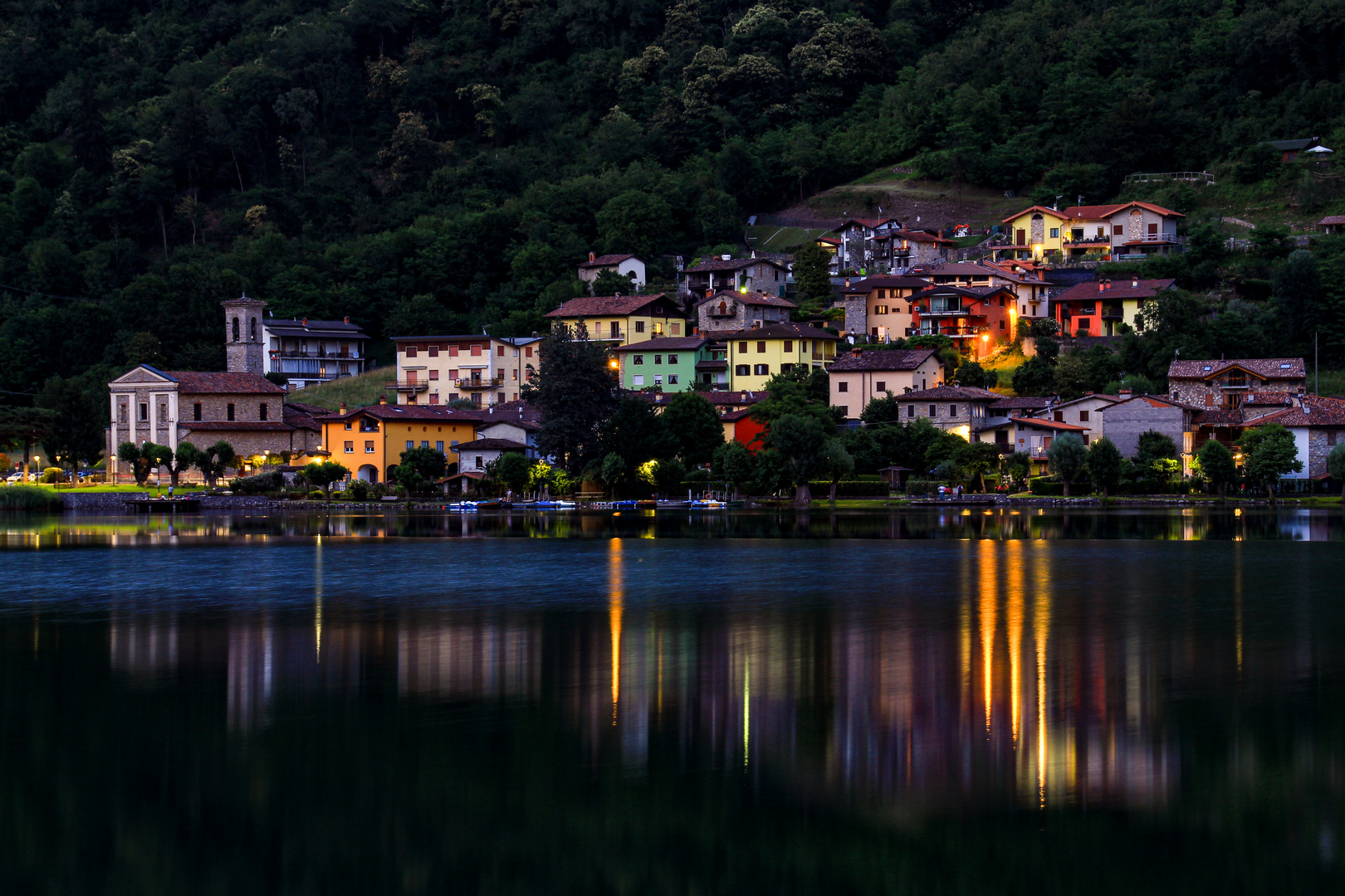 prime luci sul lago