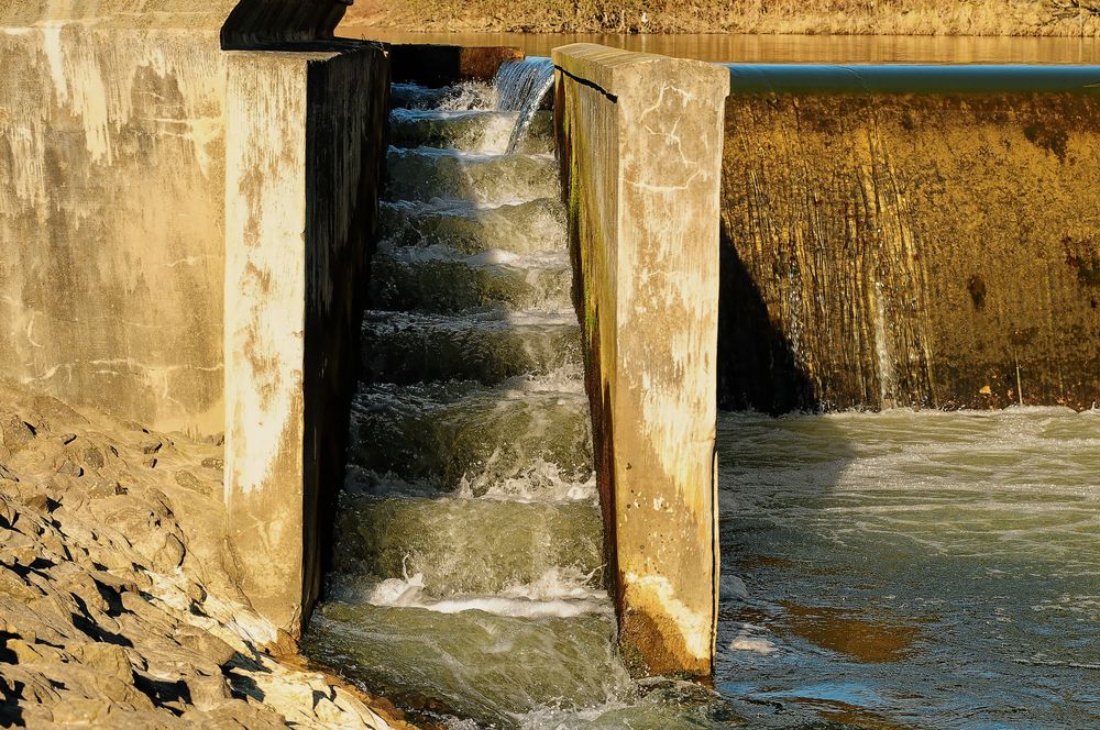 Primitive Fischtreppe aus Beton an einem Stauwehr an der Lippe bei Werne-Stockum