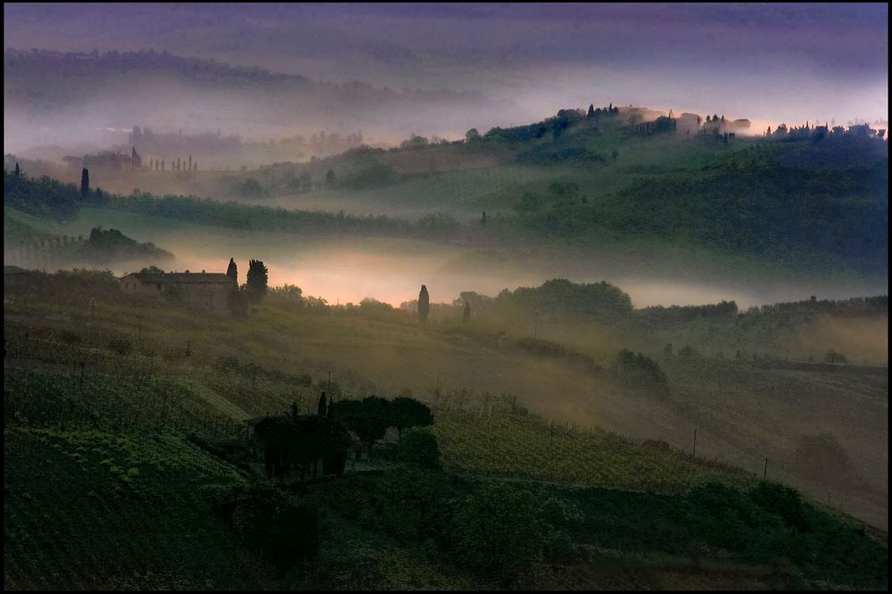 Primo raggio dell'alba sui colli di S. Gimignano