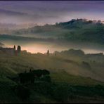 Primo raggio dell'alba sui colli di S. Gimignano