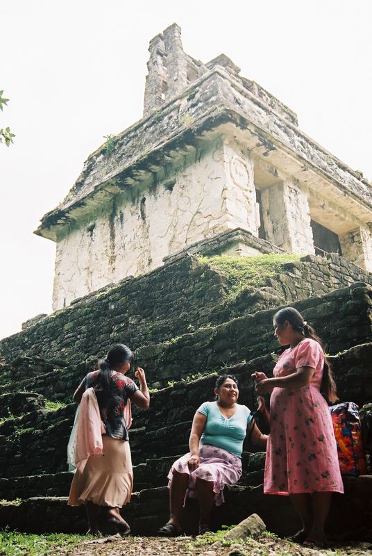 Princesas discriminadas a las afueras de su castillo.