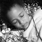 princesinha adormecida entre flores