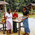 princesse souriante parmi les vendeuses de jasmin