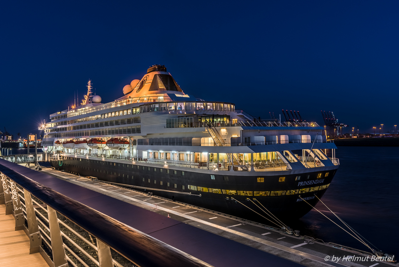 Prinsendam am Cruise Center Altona