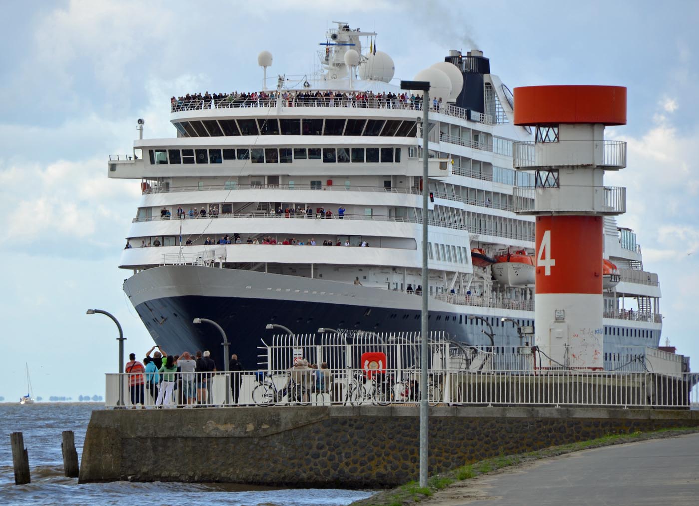 PRINSENDAM vor Brunsbüttel