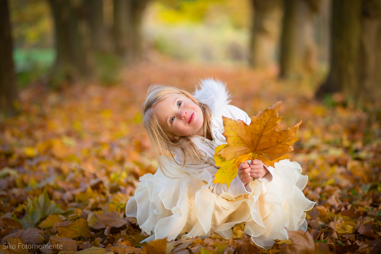 Prinzessin im Herbstlaub