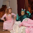 Prinzessin und Froschkönig beim Kindermusical „Rock the Frog“