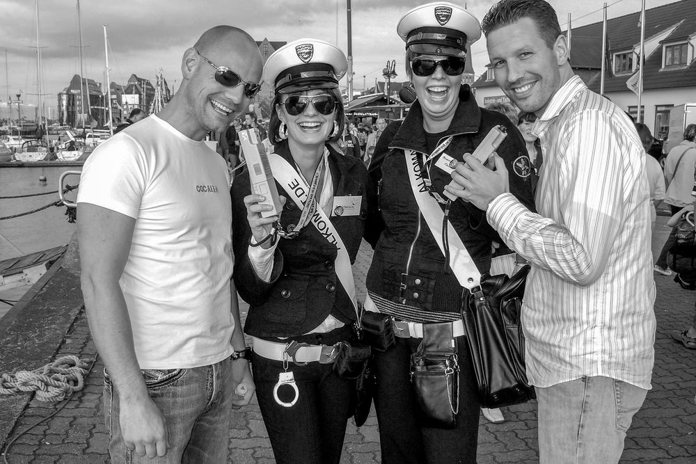 Private Alkomat-Patrouille auf der Promenade im Rostocker Stadthafen