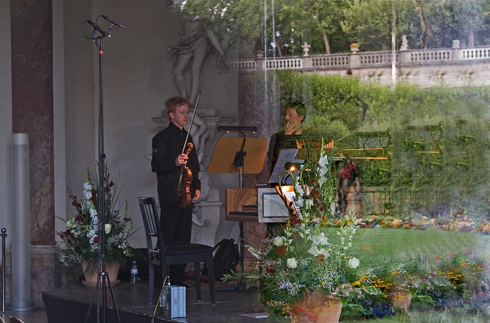 PROBE IN DER RESIDENZ MIT SPIEGELUNG DES HOFGARTENS