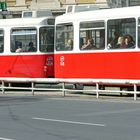 Probe - vis a vis von der Universität wien - eine vorbeifahrende strassenbahn - und