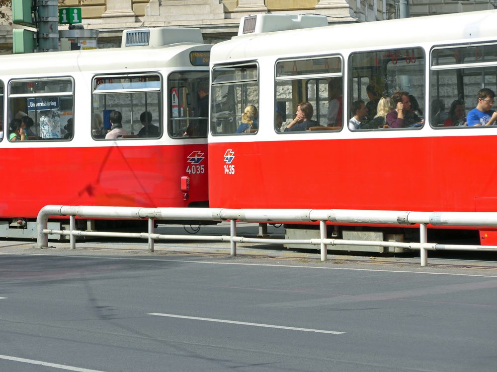 Probe - vis a vis von der Universität wien - eine vorbeifahrende strassenbahn - und