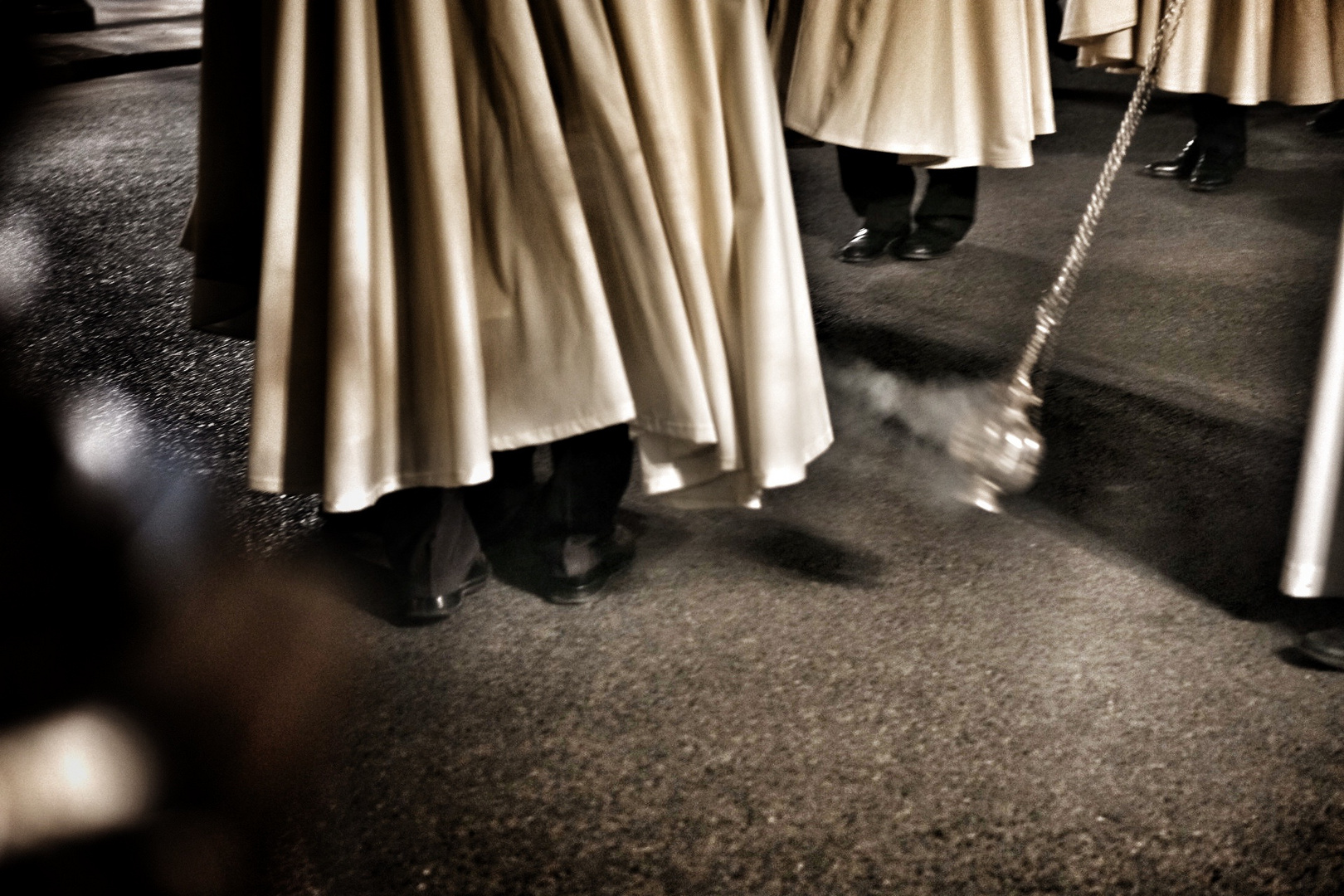 Procession aux flambeaux autour Notre Dame