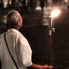 Procession aux flambeaux autour Notre Dame