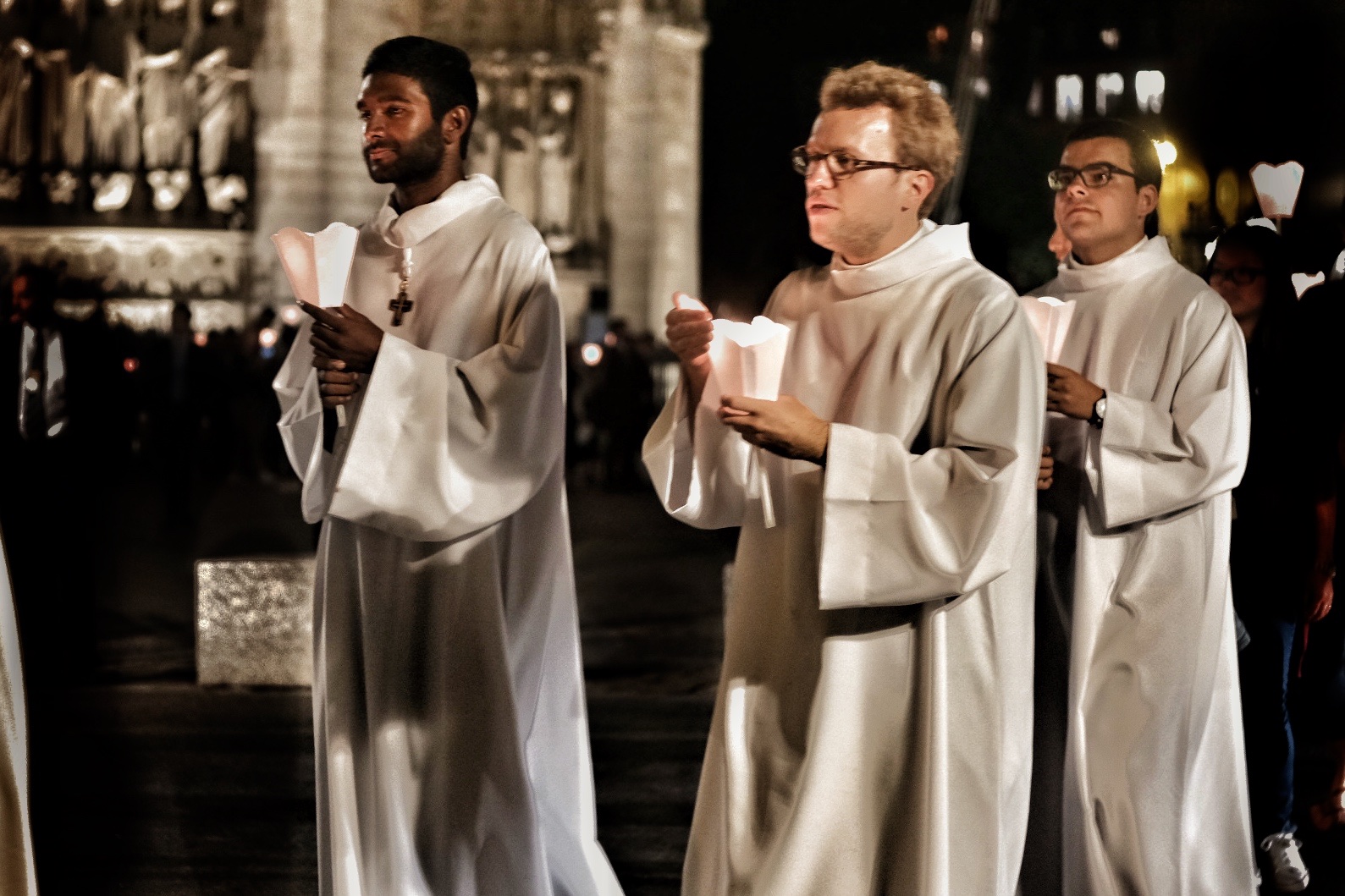 Procession aux flambeaux autour Notre Dame