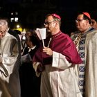 Procession aux flambeaux autour Notre Dame