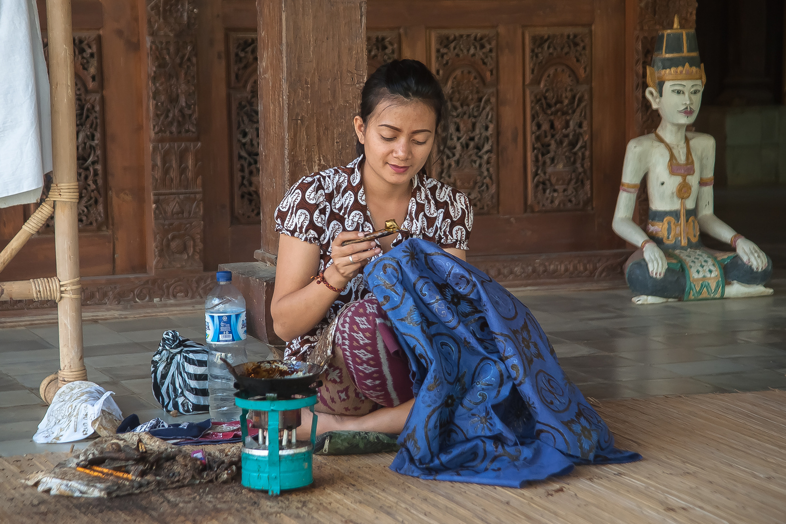Producing Balinese batik handicraft