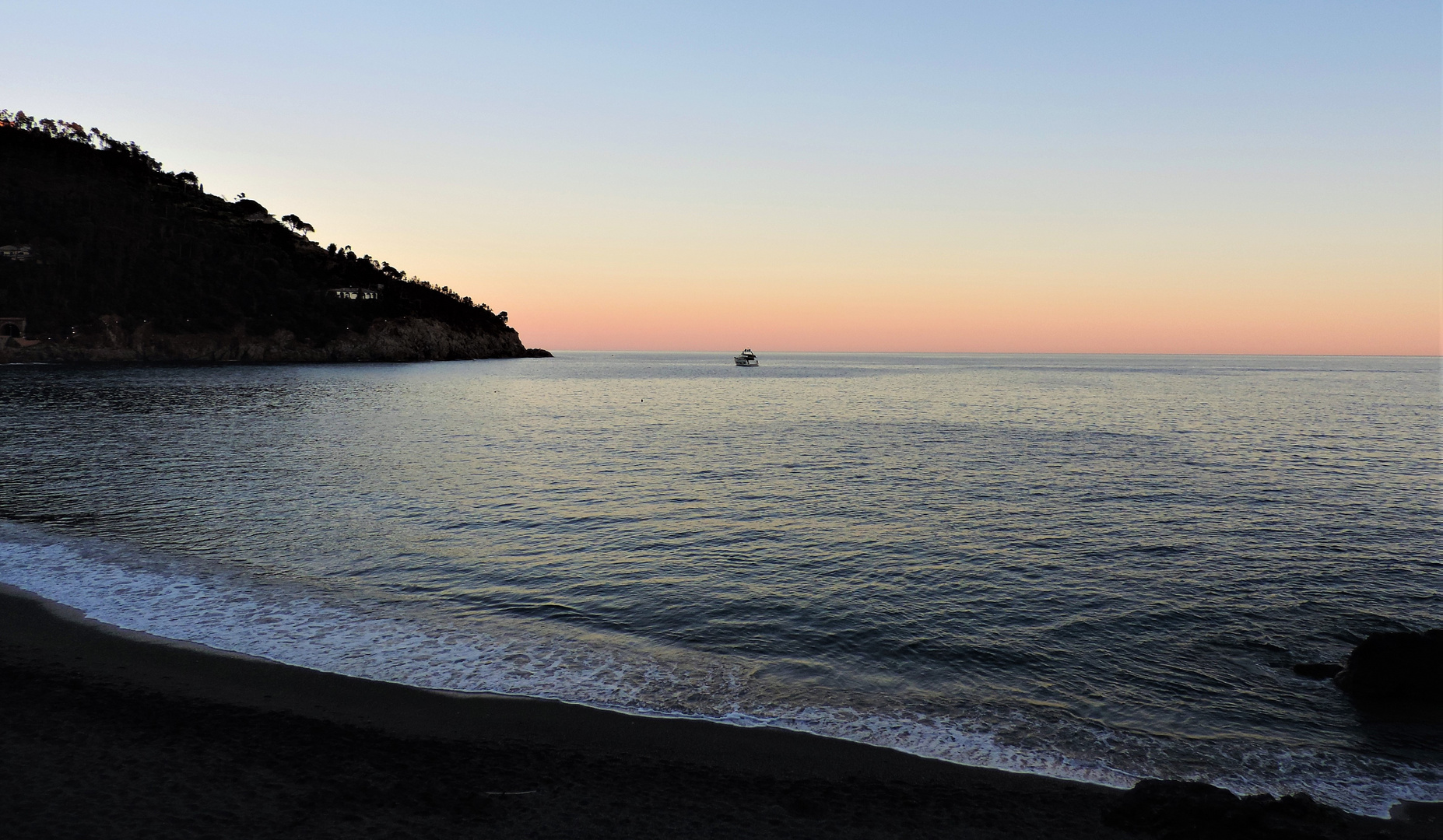 Profondo "blu" nella laguna al tramonto