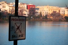 prohibido bañarse