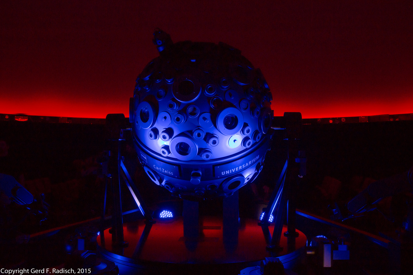 Projektor im Planetarium-2