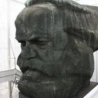 Proletarier aller Länder vereinigt euch..Karl-Marx Monument in Chemnitz - verhüllt