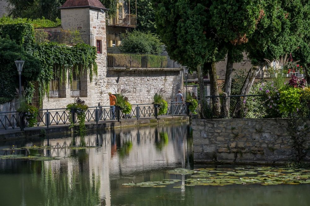 Promenade au bord du canal des tanneurs à Dole