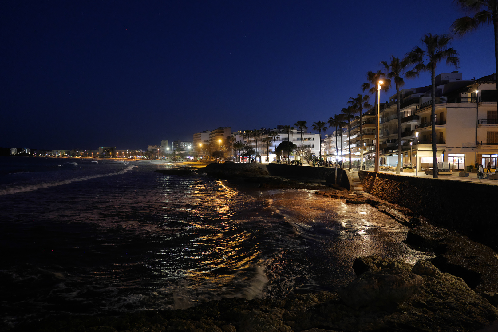 Promenade der Cala Millor zur blauen Stunde
