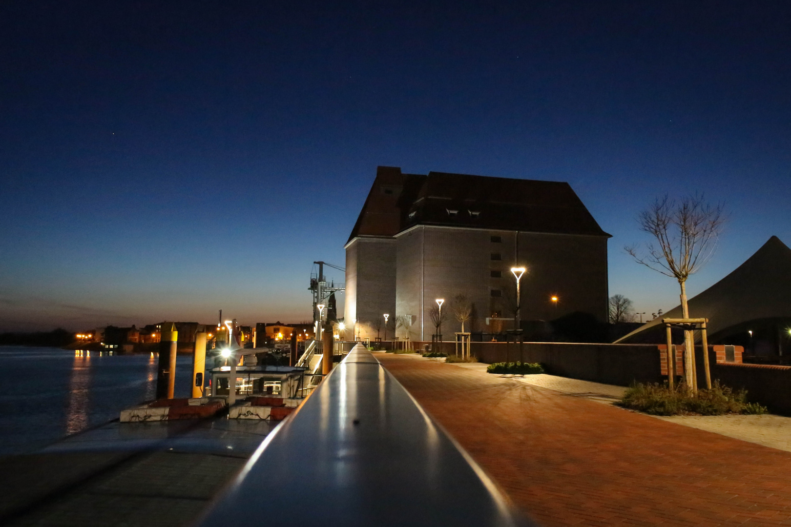 Promenade einer Elbstadt