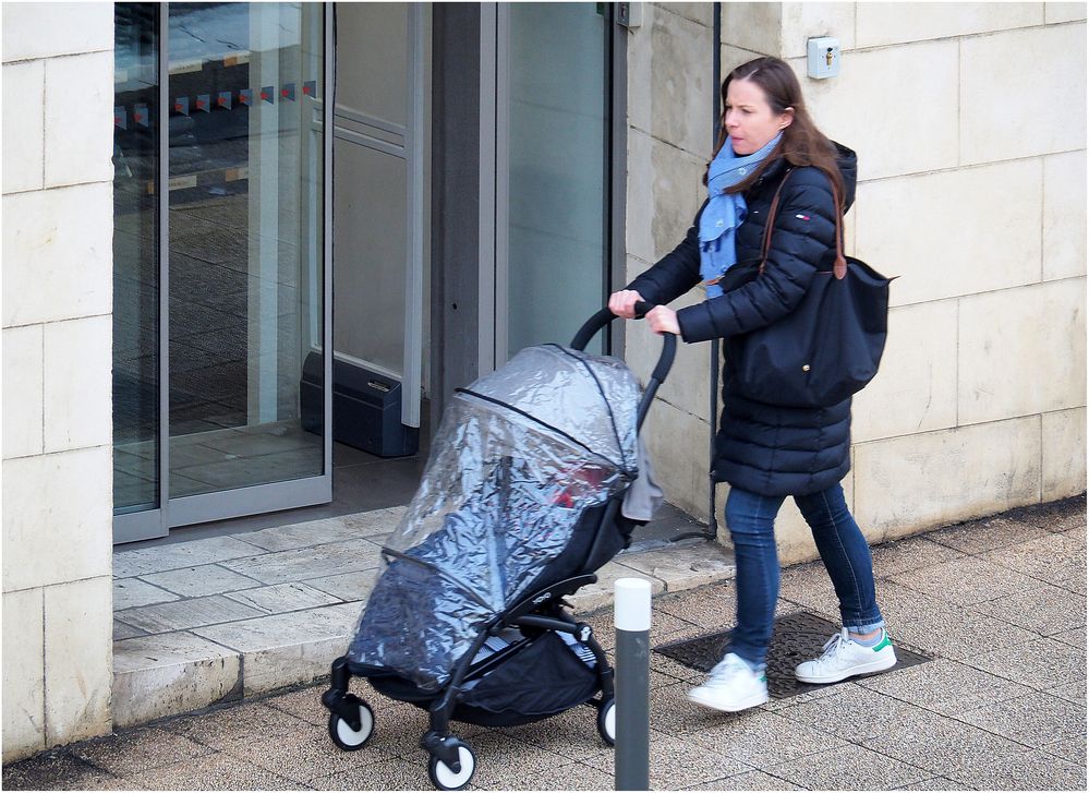 Promenade en bleu avec bébé