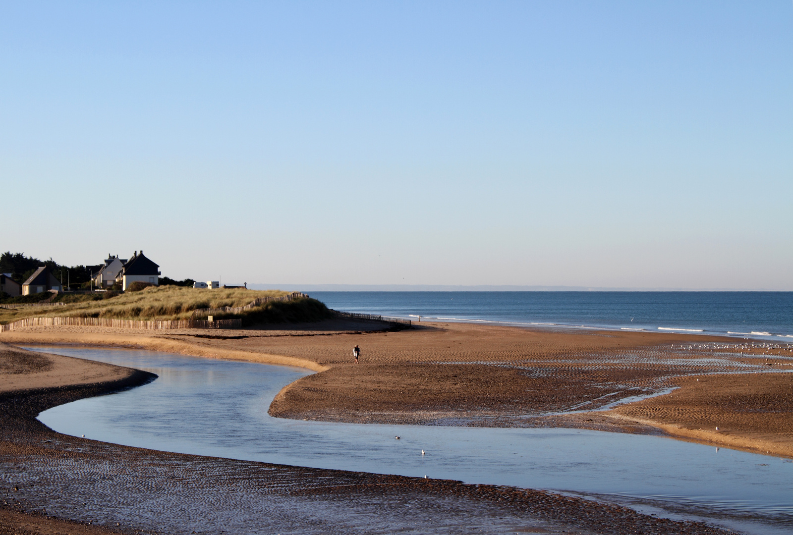 Promenade entre sable et eau ....