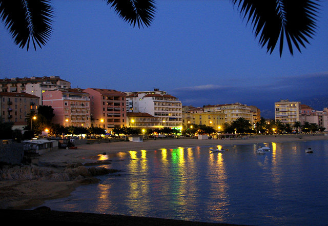 PROMENADE LE LONG DE LA MER A "AJACCIO"