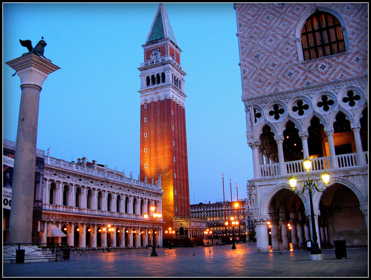 Promenade nocturne dans Venise .