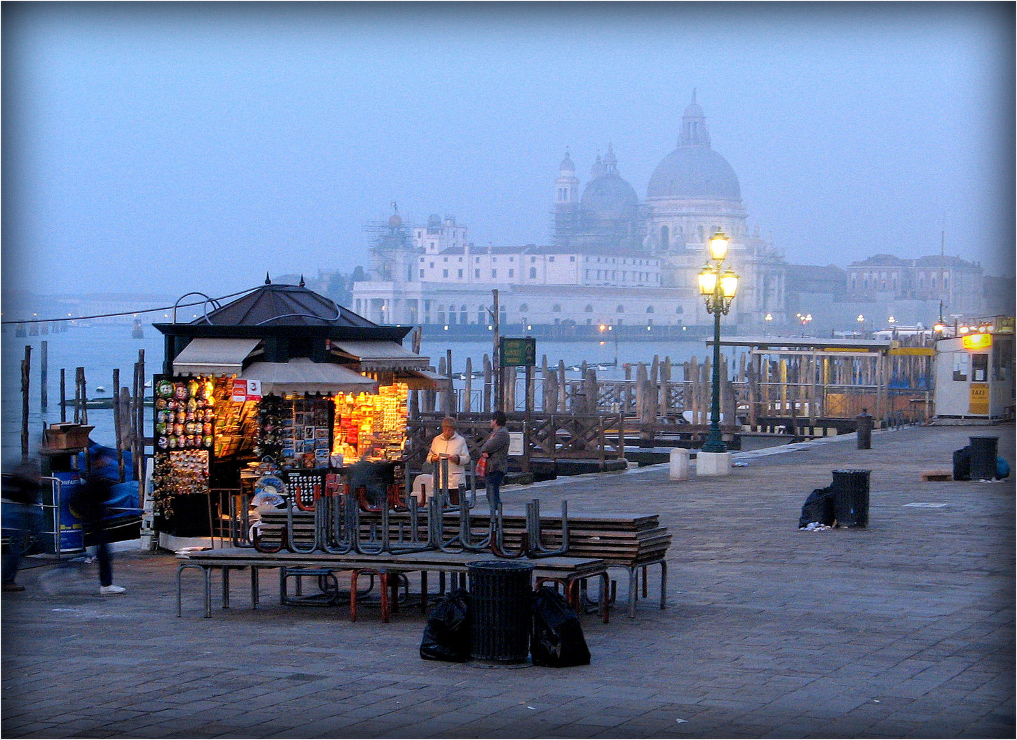 Promenade nocturne dans Venise .