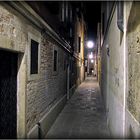Promenade nocturne dans Venise .
