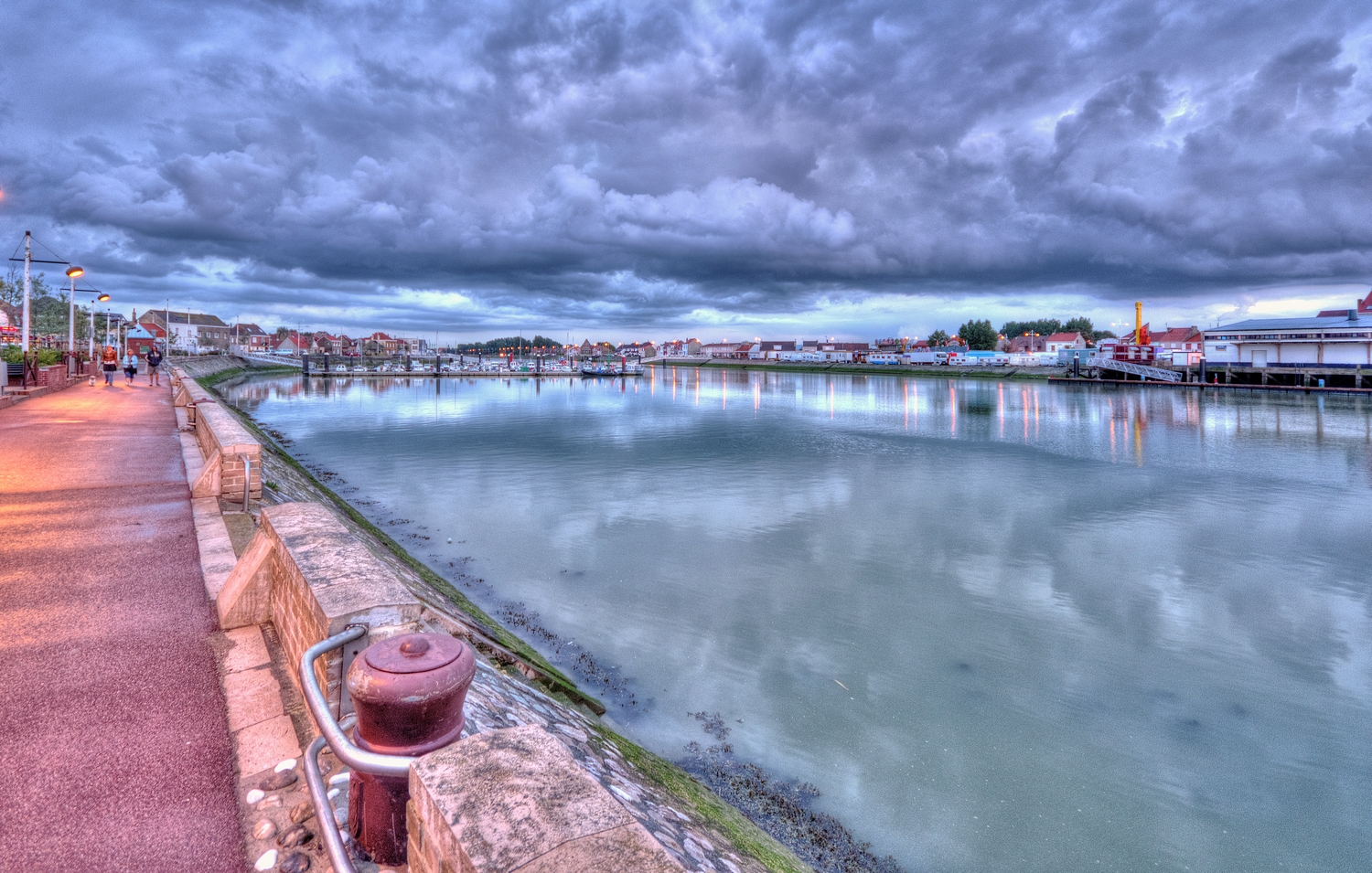 Promenade sur le quai en été