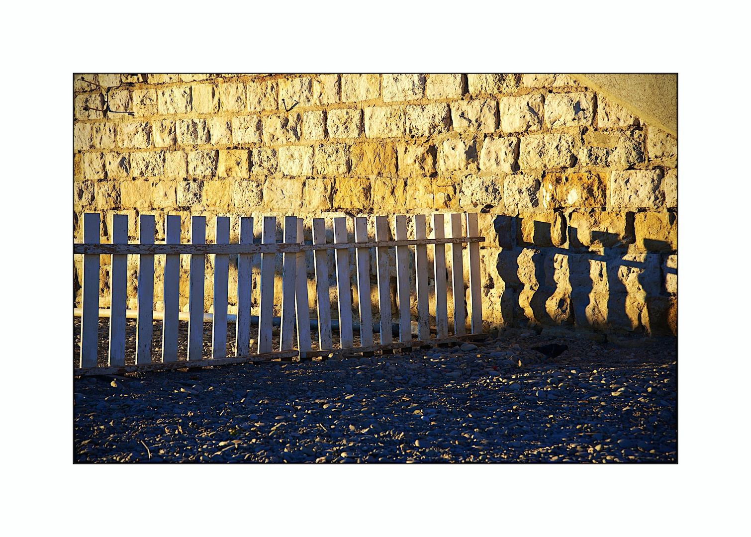 Promenadenmauer im Abendlicht.