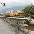 Promenadenweg mit Bergkulisse in Puerto de la Cruz