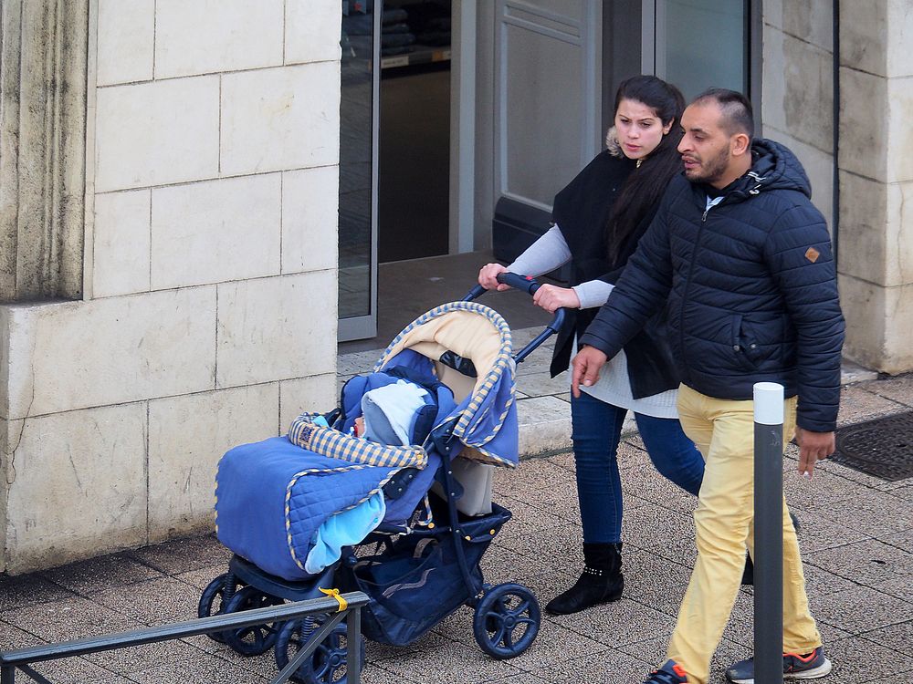 Promener la petite famille en hiver