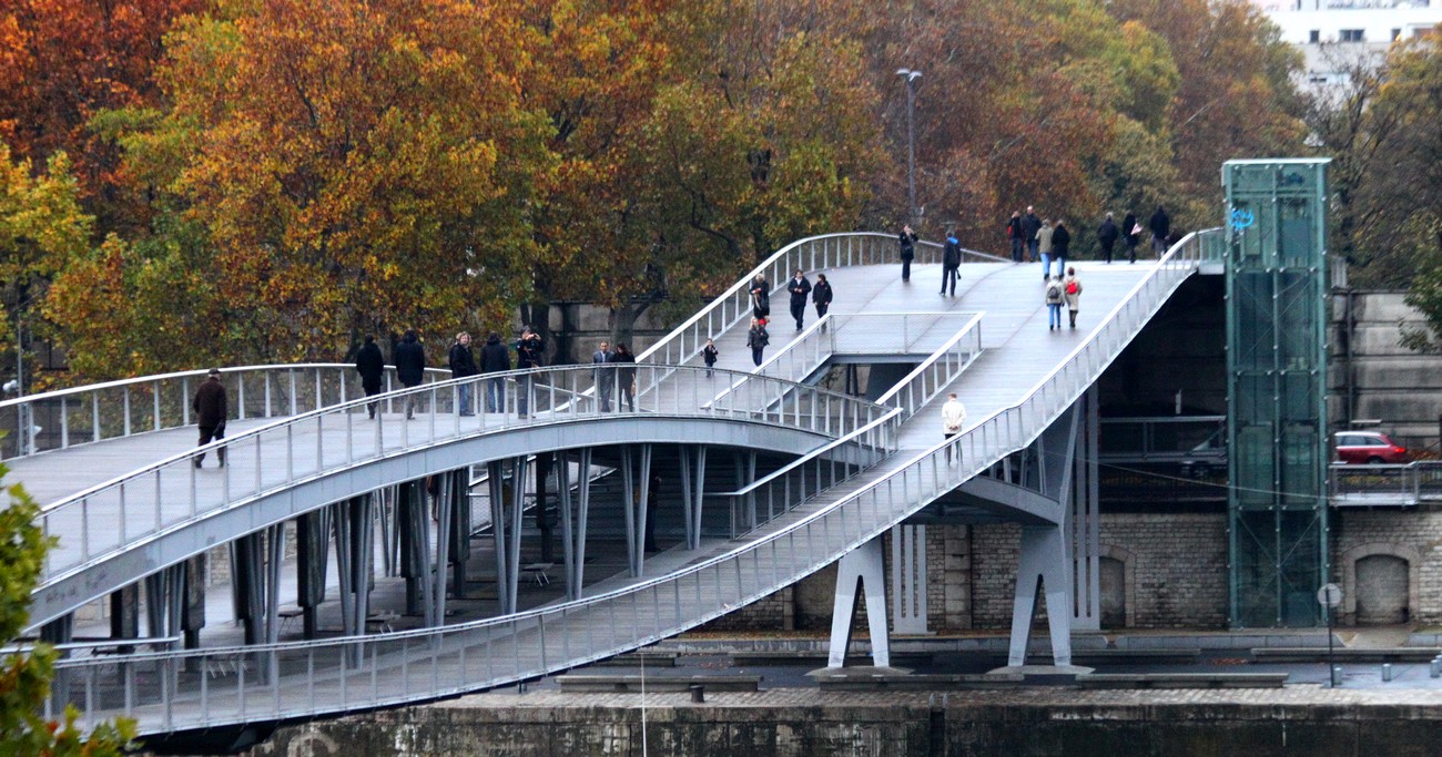 Promeneurs sur la Passerelle Simone de Beauvoir photo et Promeneurs sur la Passerelle Simone de Beauvoir photo et