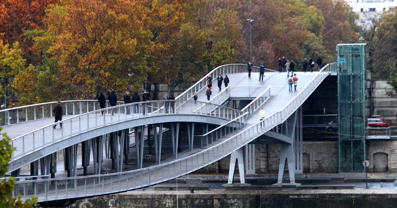 Promeneurs sur la Passerelle Simone de Beauvoir