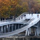 Promeneurs sur la Passerelle Simone de Beauvoir