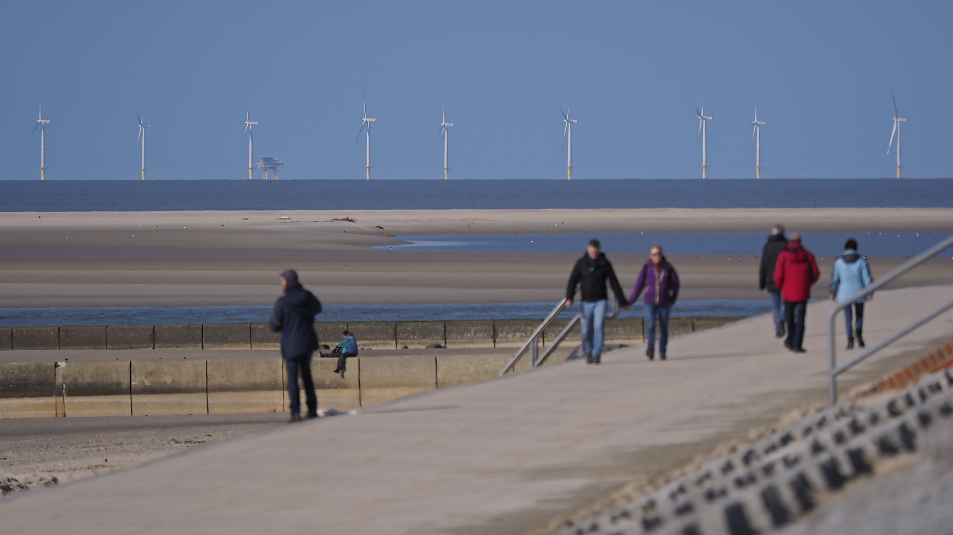 Promenieren auf Borkum angesichts der regenerativen Energieerzeugung