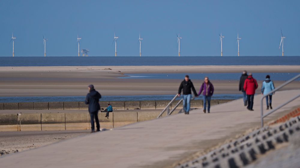 Promenieren auf Borkum angesichts der regenerativen Energieerzeugung