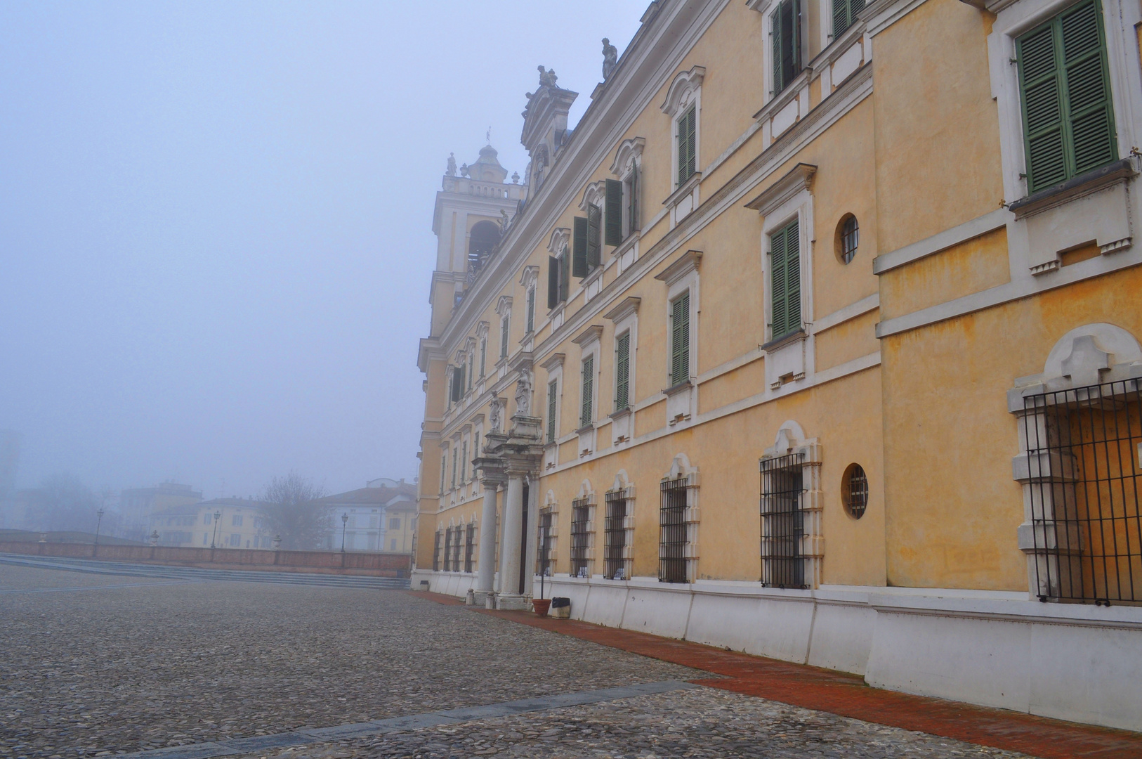 prospettiva della reggia di colorno nella nebbia