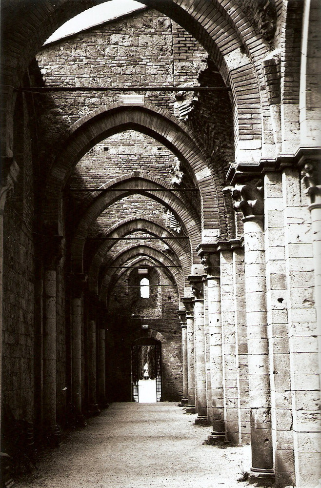 Prospettive di un'abbazia - Navata destra dell'Abbazia di San Galgano