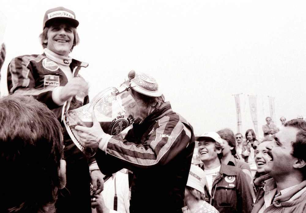 "Prost "Nippel." der Essener Harald Grohs beim Versuch Unfallfrei zu trinken. 1977