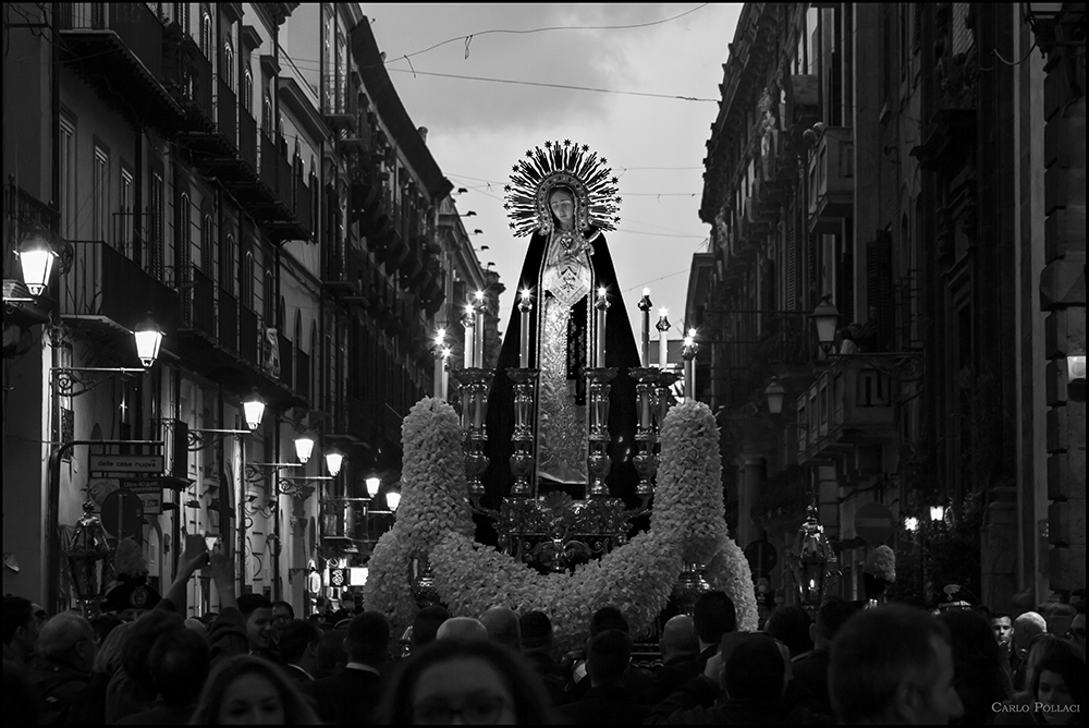 Protagonists and spectators of the Good Friday procession _ I