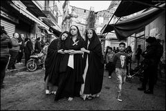 Protagonists and spectators of the Good Friday procession _ III