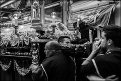 Protagonists and spectators of the Good Friday procession _ IX