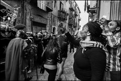 Protagonists and spectators of the Good Friday procession _ X